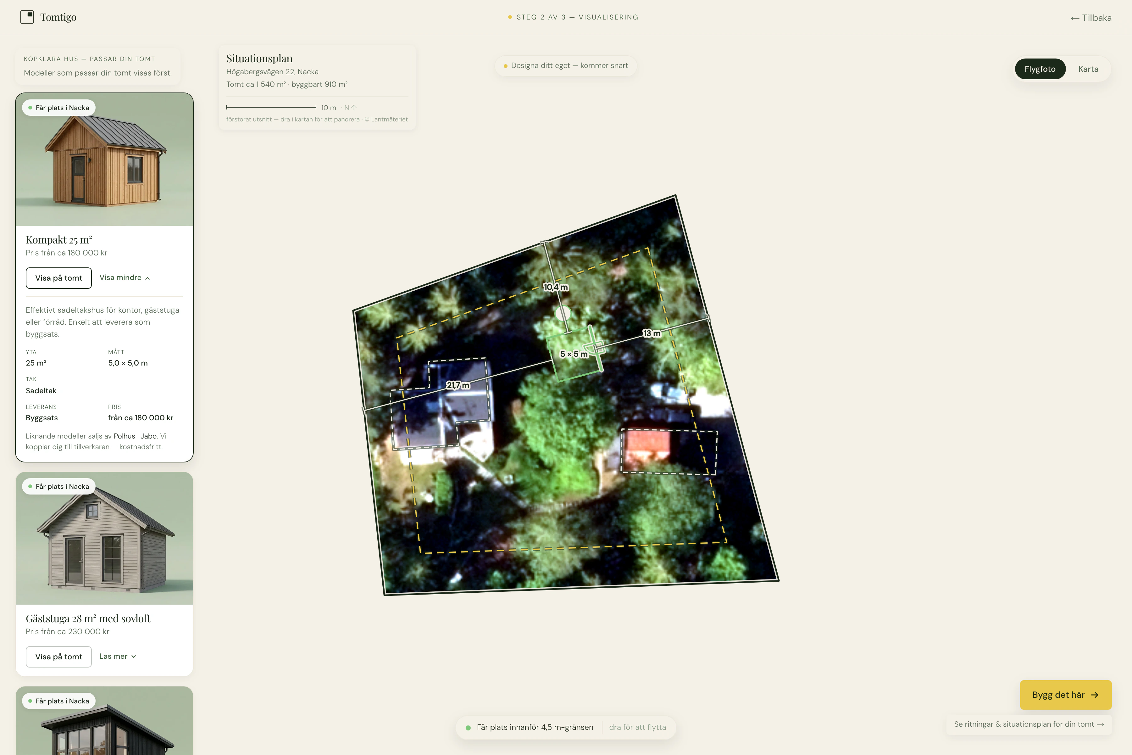 Tomtigo — a house model placed on the owner's real plot, on the national aerial photo, with property boundaries and the model catalog.